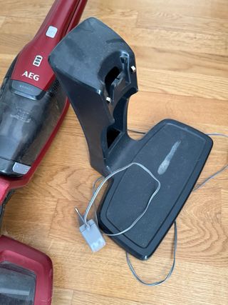 Aspirador escoba AEG rojo