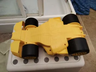 Coche de juguete rojo y amarillo