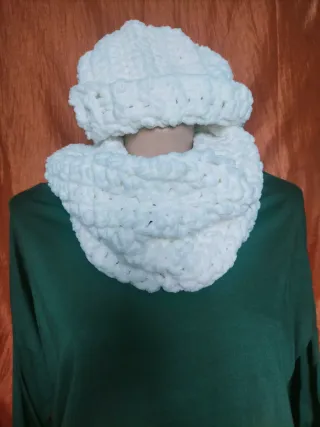 Conjunto gorro y bufanda gruesa · Hecho a mano ·