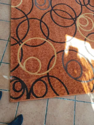 Alfombra naranja con círculos marrones