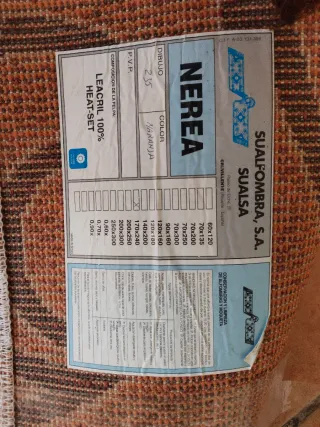 Alfombra naranja con círculos marrones