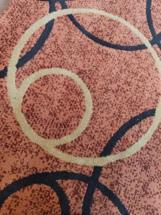 Alfombra naranja con círculos marrones