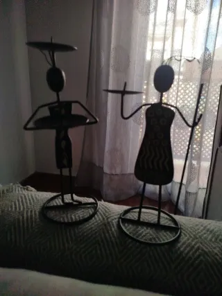 Portavelas de metal con figuras