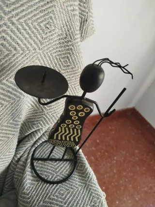 Portavelas de metal con figuras