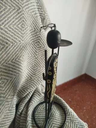 Portavelas de metal con figuras