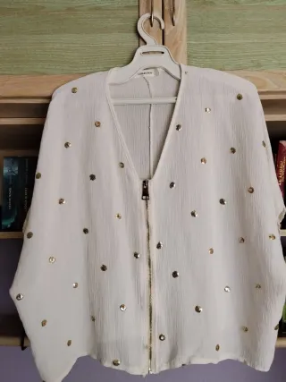 Blusa con bordados color dorado