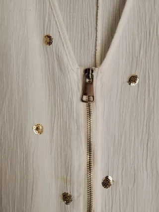 Blusa con bordados color dorado