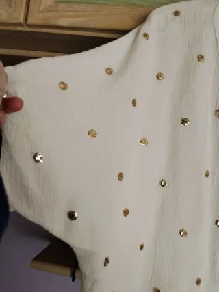 Blusa con bordados color dorado