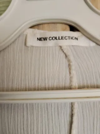 Blusa con bordados color dorado