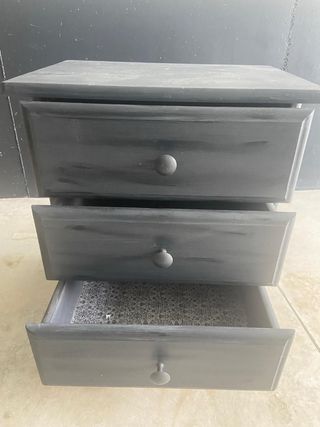 Mesita de noche de madera negra y dos cabezales