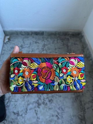 Cartera de cuero artesanal bordada