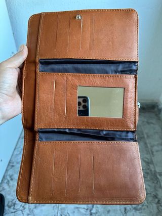 Cartera de cuero artesanal bordada