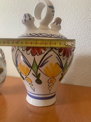 2 Botijos de cerámica decorados