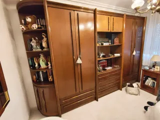 Armario de madera marrón