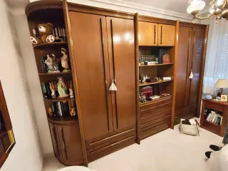 Armario de madera marrón