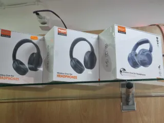 Es una tienda nueva, repara teléfonos, vende teléf