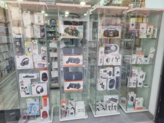 Es una tienda nueva, repara teléfonos, vende teléf