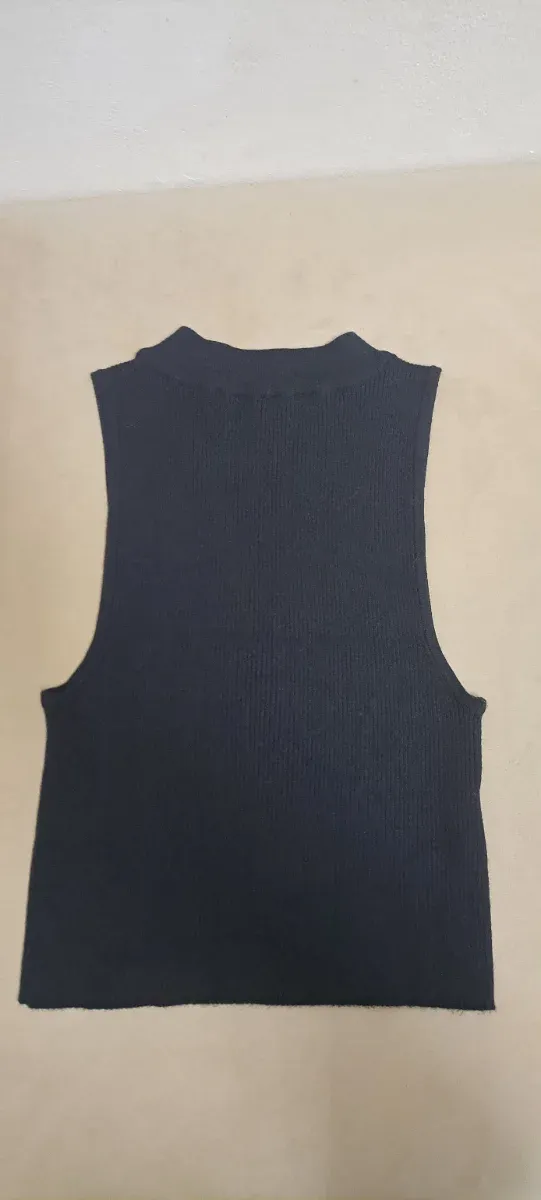 Top sin mangas negro Mango