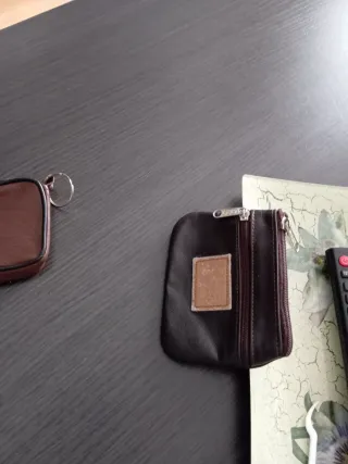 Monederos de piel marrón.