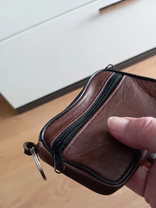 Monederos de piel marrón.