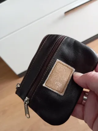 Monederos de piel marrón.