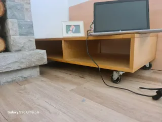 Mesa TV madera con ruedas