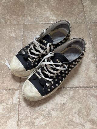 Scarpe Gioselin nere borchiate effetto consumato