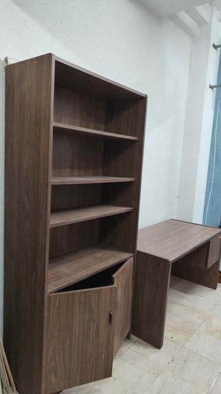 Escritorio y armario de madera