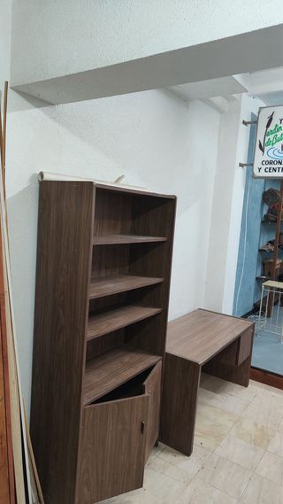 Escritorio y armario de madera