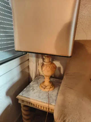 Lámpara de mesa beige y dorada