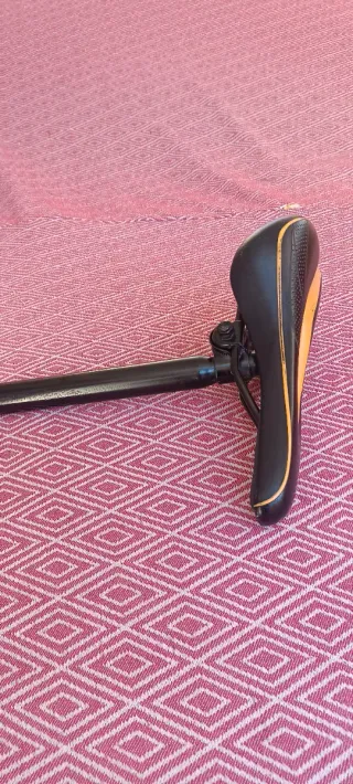 Sillín y tija de bicicleta