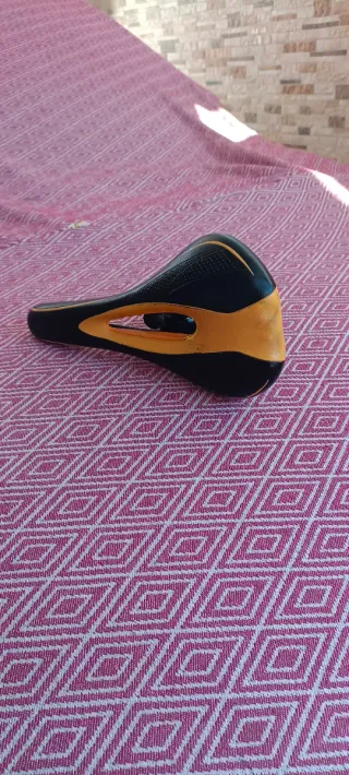 Sillín y tija de bicicleta