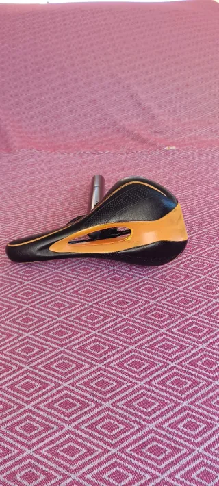 Sillín y tija de bicicleta