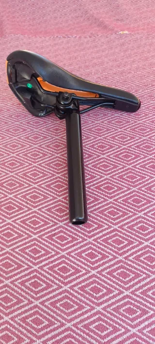 Sillín y tija de bicicleta