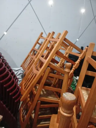 18 Sillas de Madera y 6 Mesas