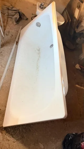 Bañera blanca 150x70 (lo q se ve es polvo)