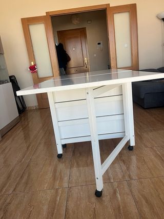 Mesa plegable blanca con ruedas y cajones
