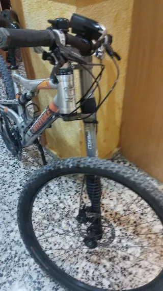 Bicicletta Cannondale a doppia sospensione