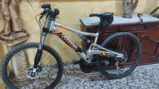 Bicicletta Cannondale a doppia sospensione