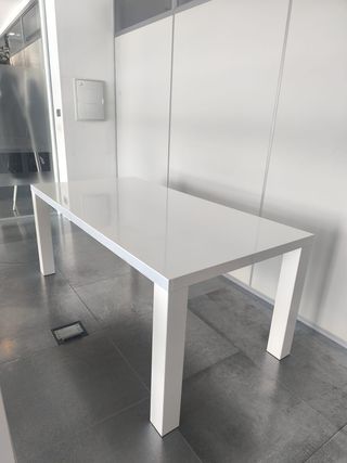 Tavolo da ufficio bianco