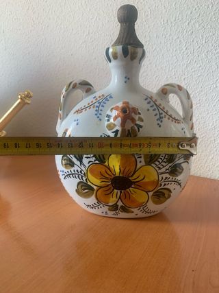 Botijos y plato de porcelana decorado