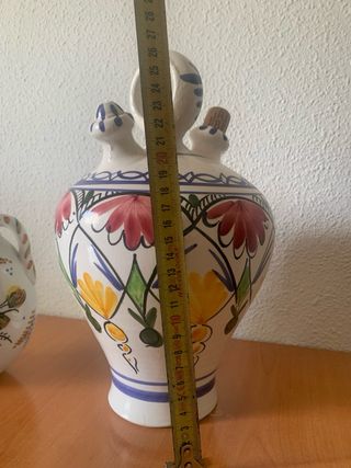 Botijos y plato de porcelana decorado