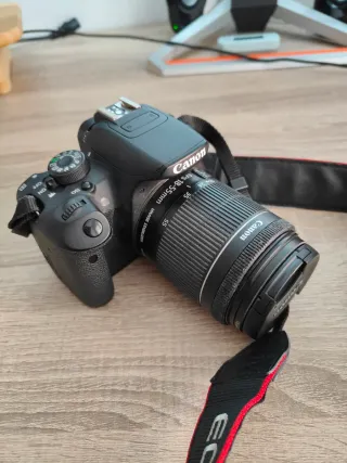 Cámara Canon EOS 700D Negra