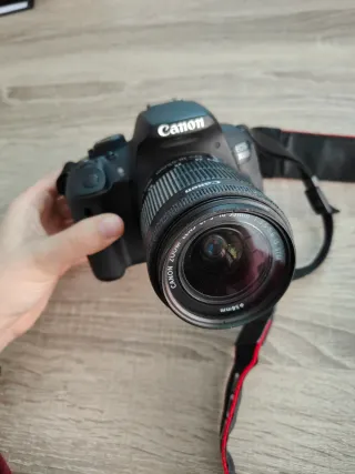 Cámara Canon EOS 700D Negra