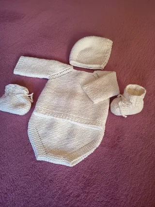 Conjunto de bebé tejido a mano