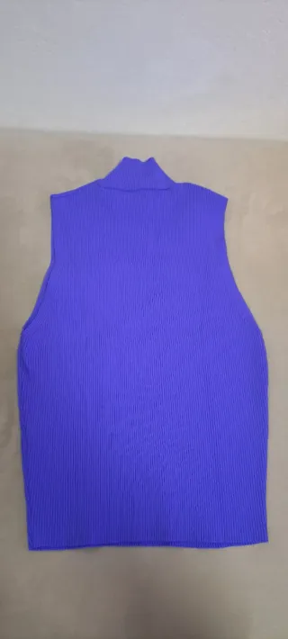 Camiseta Zara sin mangas cuello alto morada