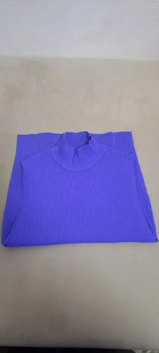 Camiseta Zara sin mangas cuello alto morada
