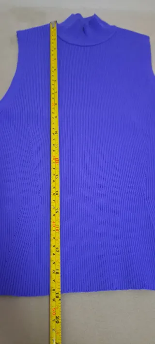 Camiseta Zara sin mangas cuello alto morada