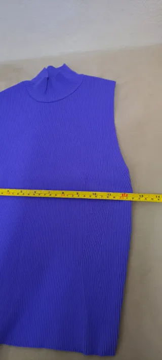 Camiseta Zara sin mangas cuello alto morada