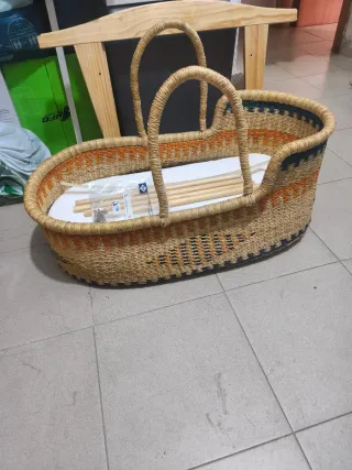 Cesta moisés para bebé de mimbre  con soporte